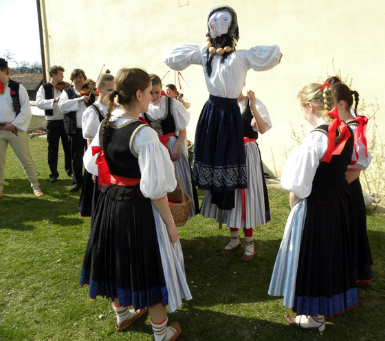 Morena, Morena , kde si prebvala... Folklrne zvyky a tradcie ovaj