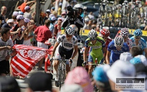 Polcia vyetruje strebu na cyklistov Tour de France