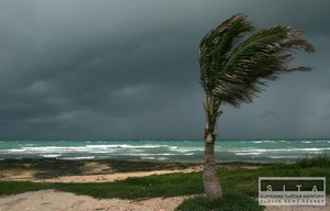 Na Bahamch sa prevrtila lo s uteencami, 85 nezvestnch