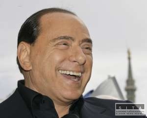 NEWSWEEK: Berlusconi je opit mocou, zvrhnite ho