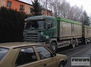 Cesty s zjazdn, na mokrch vozovkch hroz poadovica