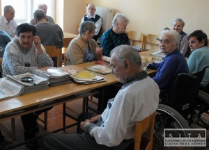 Seniori by mali zosta v kruhu rodiny, nie v domovoch