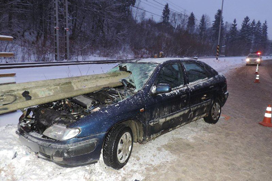 45-ron ena nabodla auto na zvodidl, nafkala 1,33 promile