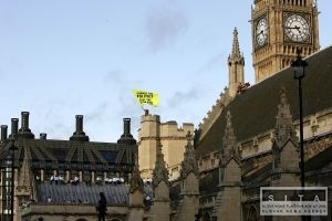 Aktivisti z Greenpeace nocuj na streche britskho parlamentu