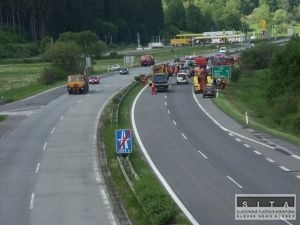 Pri obci Ivachnov sa zrazili dva kaminy a osobn auto