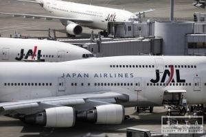 American Airlines a Delta bojuj o Japan Airlines