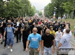 Partia mladkov vykrikovala v Koiciach rasistick hesl