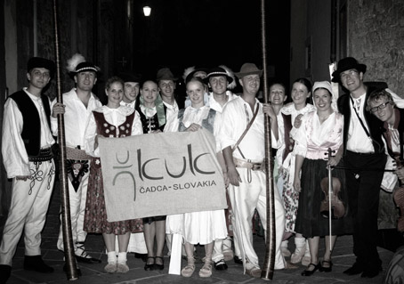 Hudobno.tanen skupina Kuk uila v Tosknsku slovensk folklrne tance