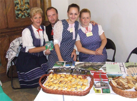 Festival mze Slovenska 2009 v Trnave so zastpenm Kysc - Kysuck mzeum prezentovan aj udovmi krojmi