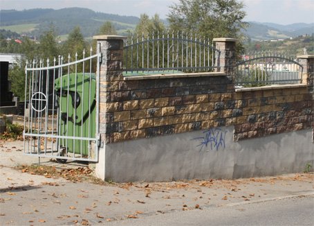 Mestsk cintorn v adci padol za obe graffitom