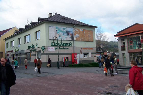 V centre adce dobodali mua sediaceho na lavike