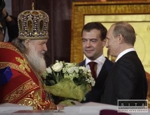 Medvedev a Putin sa spolu pomodlili