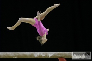 Zlato vo viacboji v portovej gymnastike ien pre Sloanov z USA