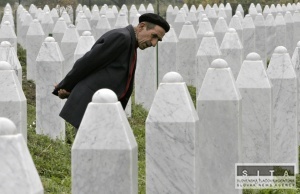 Bosna si pripomna obete masakry v Srebrenici