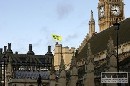 Aktivisti z Greenpeace nocuj na streche britskho parlamentu