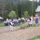 Folklr a tradcie oili v skanzene : Sadili sa zemiaky bez mechaniky a spievali sa udov piesne