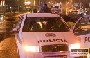 Policajti demontrantom kaali na hlave, pichali im prsty do o