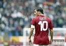 Totti zrejme nenastpi proti Fulhamu, m problmy s kolenom