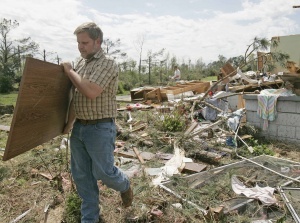 Arkansas zasiahlo torndo, dvans zranench