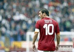 Totti zrejme nenastpi proti Fulhamu, m problmy s kolenom