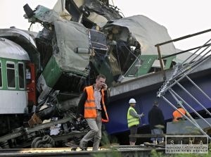 V Rumunsku sa vlak zrazil s autobusom, zomrelo 12 ud