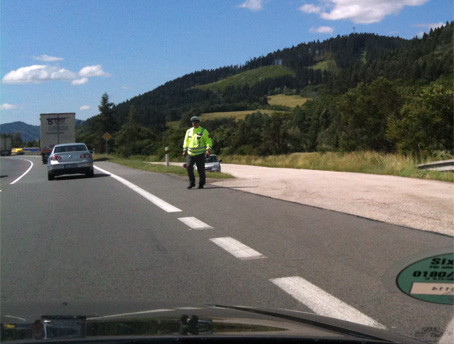 Opit vodi zrazil policajta a viezol ho na kapote